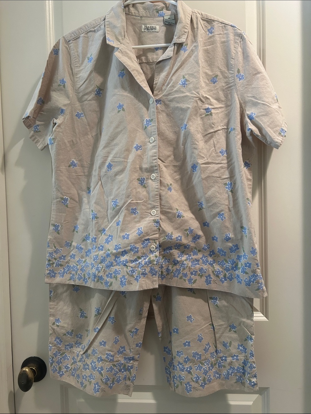 Classic Elements Beige 2 piece capri pants Set with Blue Floral Print size XL